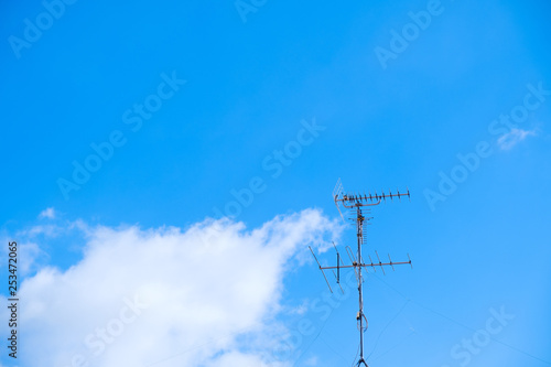 【写真素材】 青空 空 雲 アンテナ ＢＳ 冬の空 背景 背景素材 1月 コピースペース