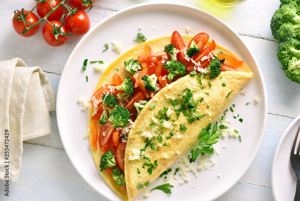 Stuffed omelet with tomatoes, red bell pepper and broccoli Stuffed omelet with tomatoes, red bell pepper and broccoli
