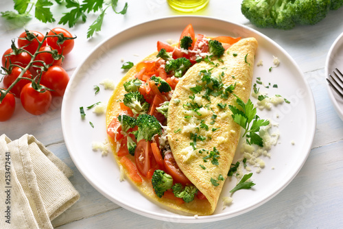 Omelette with tomatoes, red bell pepper and broccoli