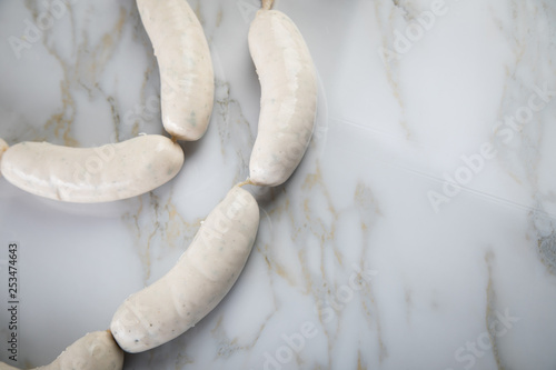 Rohe Bayrische Weißwurst Kette auf Marmor Hintergrund