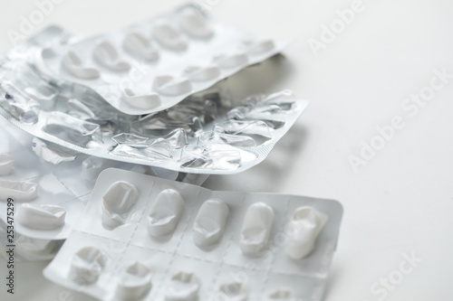 Leere Pillen Blister auf weiß Hintergrund