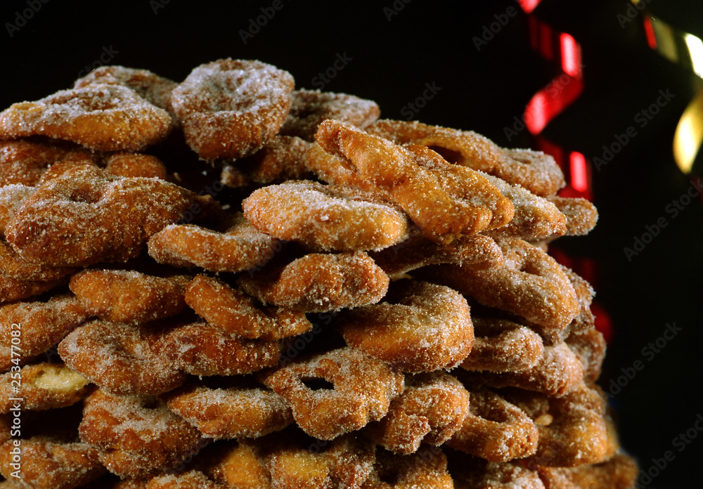 Imagen de buñuelos azucarados con gusto a anís. Imagen de buñuelos azucarados con gusto a anís.