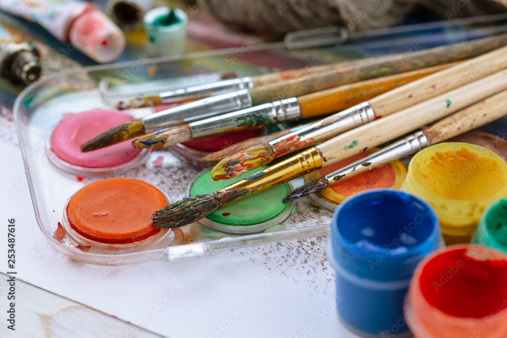 Obraz premium Paint brushes and paints for drawing.