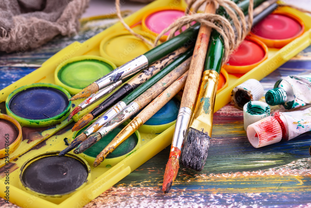Obraz premium Paint brushes and paints for drawing.