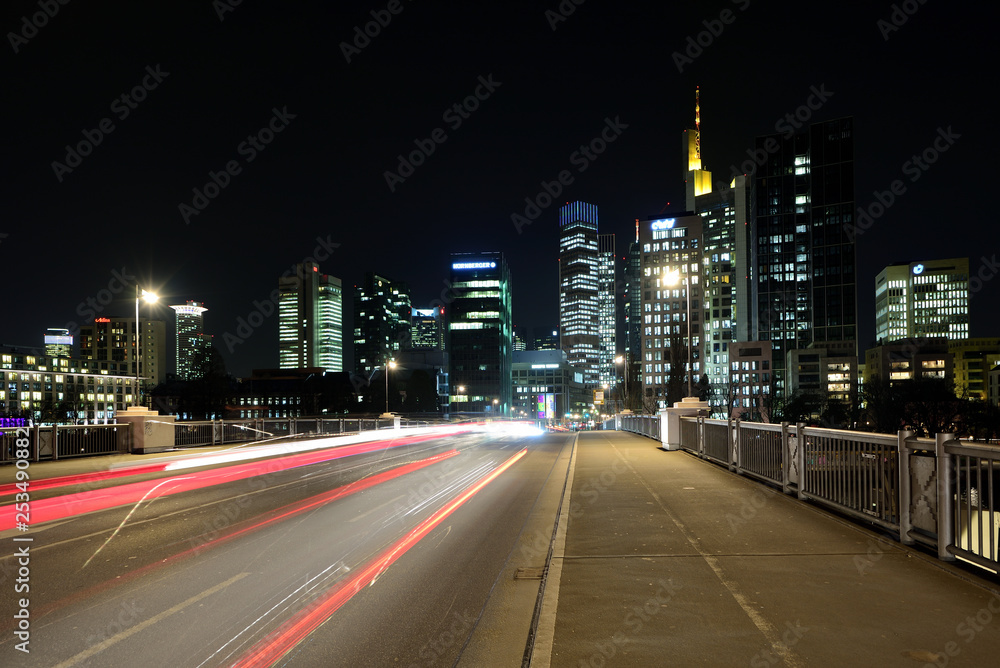 Lichtspuren vom Verkehr vor Frankfurt Skyline