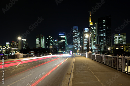 Lichtspuren vom Verkehr vor Frankfurt Skyline