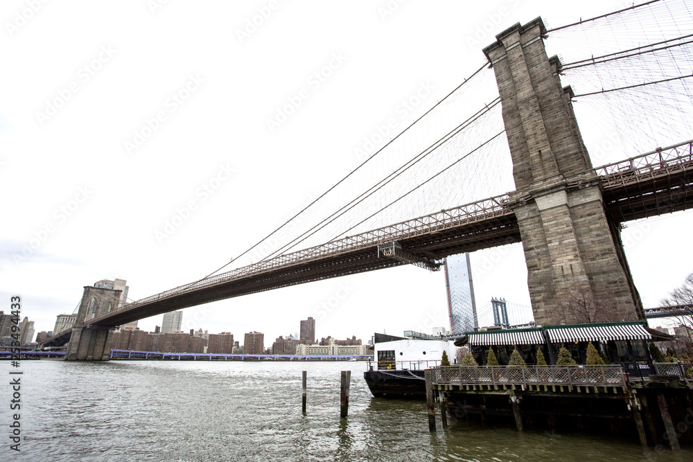 Obraz premium The Brooklyn bridge with Manhattan in the background