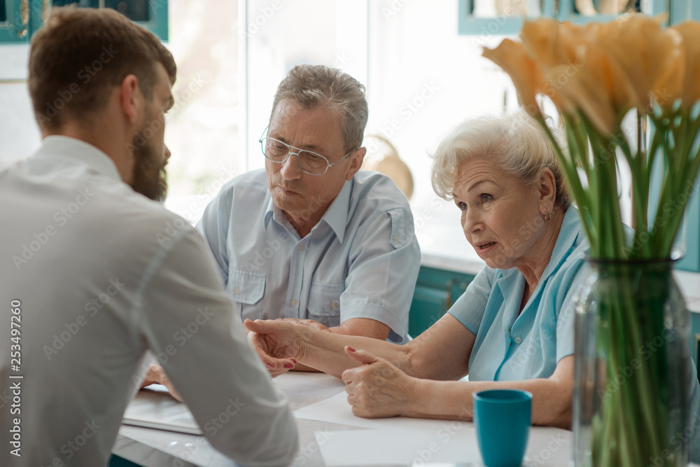 Obraz premium Elderly couple consults an agent