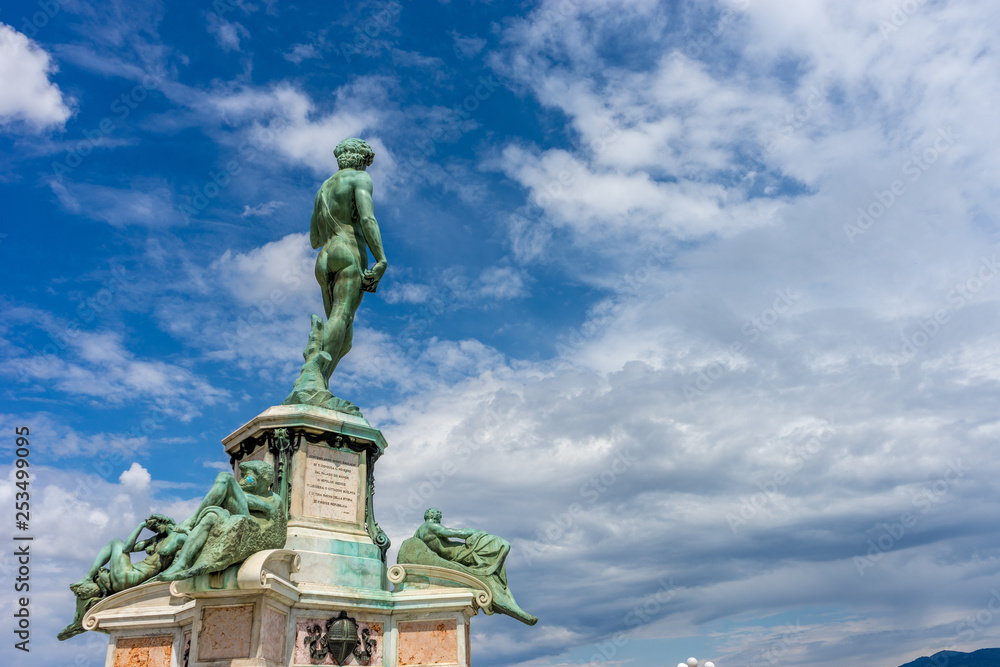 Obraz premium The statue of Michelangelo David at Piazzale Michelangelo (Michelangelo Square) in Florence, Italy