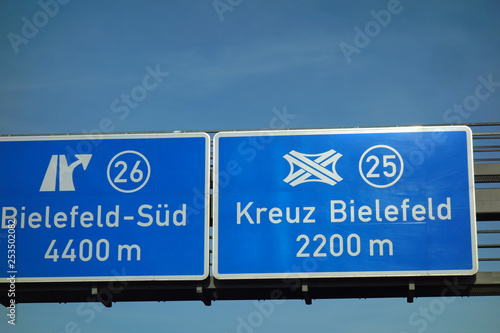 autobahnschild bielefeld-süd, 4400m, kreuz bielefeld, 26, 25 photo