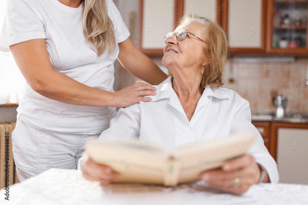 Obraz premium Providing care for elderly