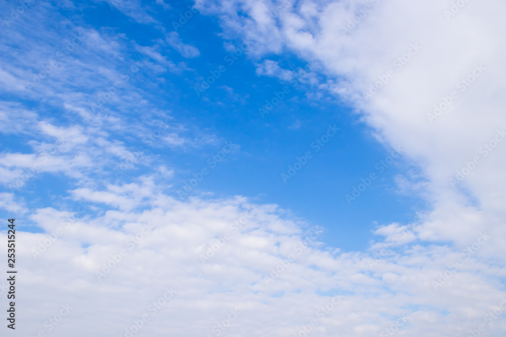 青空に浮かぶ白い雲 背景