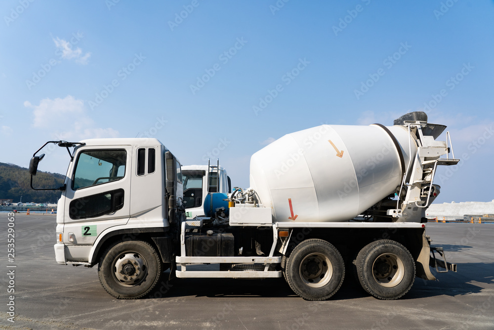 コンクリートミキサー車 生コン運搬 Stock Photo Adobe Stock コンクリートミキサー車 生コン運搬 Stock Photo Adobe Stock
