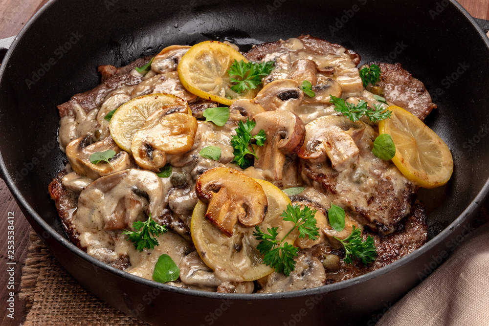 Ταπετσαρία A closeup photo of scallopine di vitello, veal scallopini, a traditional Italian