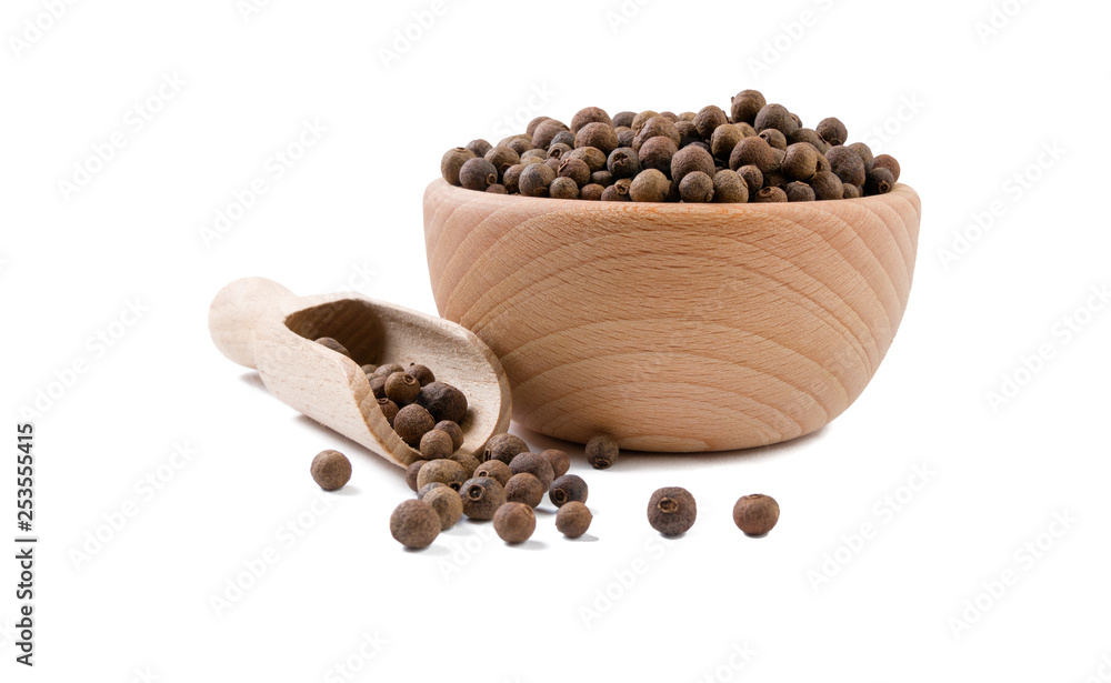 allspice  in wooden bowl and scoop isolated on white background. Spices and food ingredients. - obrazy, fototapety, plakaty 