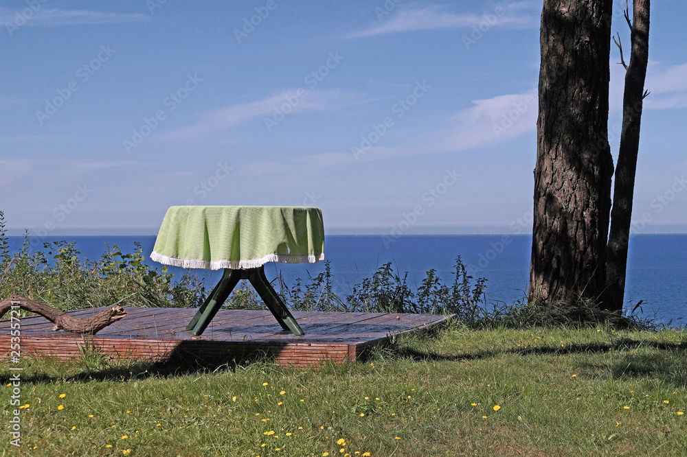 Tisch auf Terrasse mit Blick auf die Ostsee