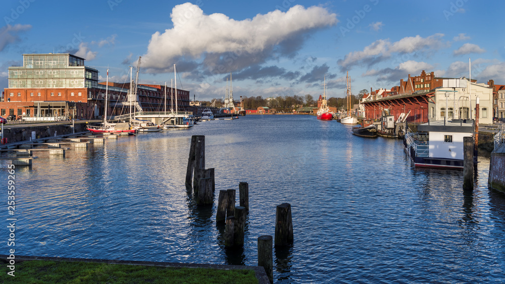 Naklejka premium Panorama Hafen Hansestadt Lübeck sonnig HD