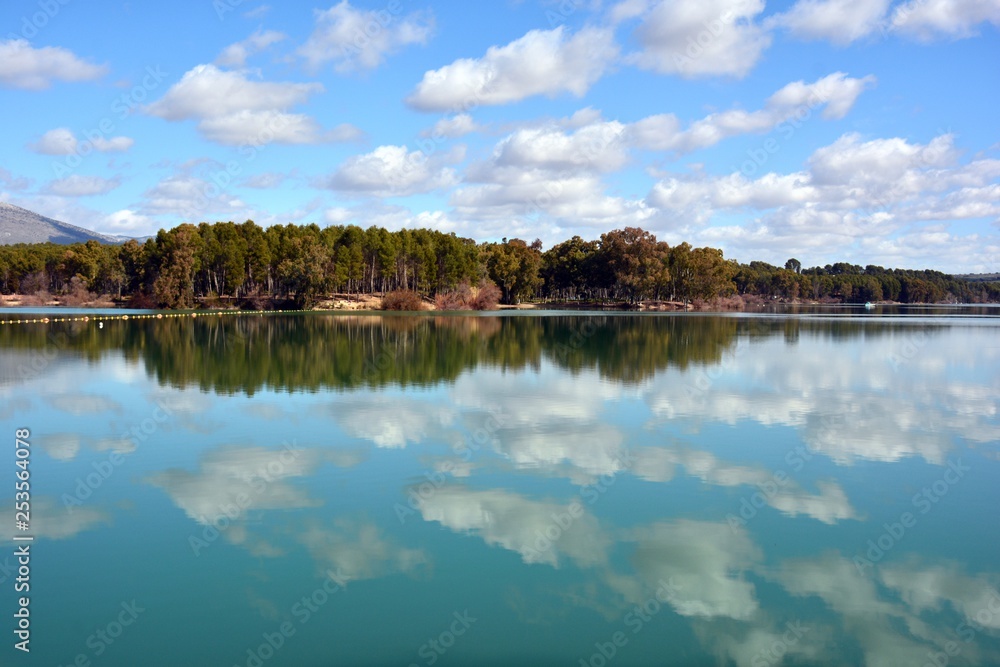 Reflejo del cielo en el lago