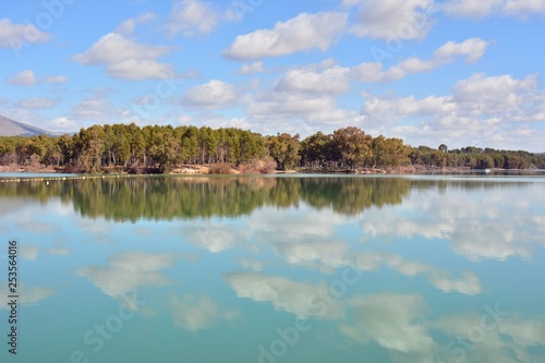 Reflejo del cielo en el lago
