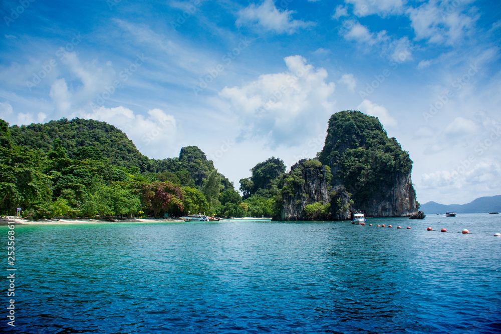 Obraz premium Beach of Andaman sea located at Krabi near Phuket, Thailand 