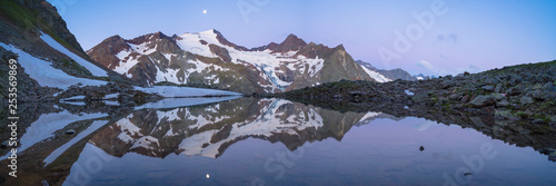 Wallpaper Mural Kurz vor Sonnenaufgang ,der Wilden Freiger (3418m) mit Spiegelung im Bergsee Torontodigital.ca