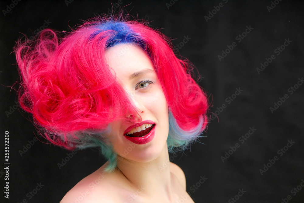 Fototapeta premium Kobieta wysokiej mody model z wielobarwnymi włosami pozowanie w studio, portret pięknej seksownej dziewczyny z modnym makijażem i manicure.