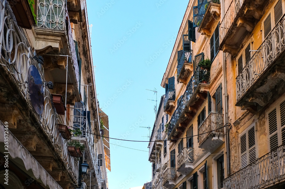 Häuserschlucht in Kerkyra auf Korfu