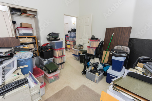 Carta da parati Messy back office with boxes, clutter old equipment and miscellaneous storage