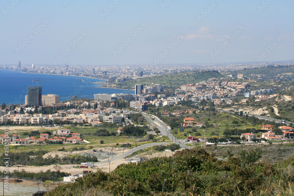 Fototapeta premium Cityscape and seascape from top of a hill 