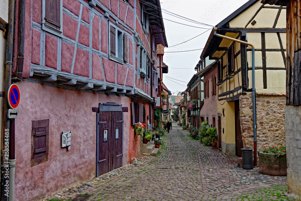 Village d'Eguisheim, Alsace, Haut-Rhin, Grand Est, France Village d'Eguisheim, Alsace, Haut-Rhin, Grand Est, France