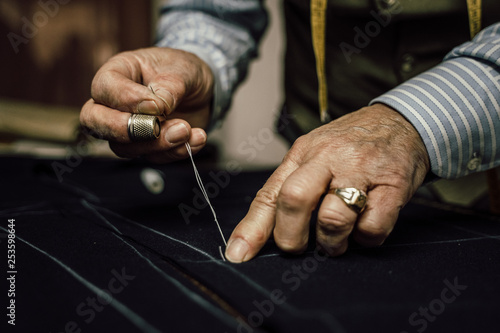 dettagli del sarto che lavora