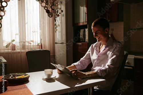 Fotografía Guy having coffee in the morning kitchen