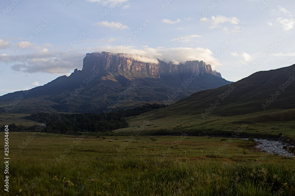 Tepuy kukenan, montañas con las rocas más antiguas del mundo
