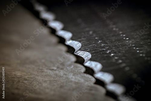 Fototapeta Naklejka Na Ścianę i Meble -  ząbkowane ostrze noża
