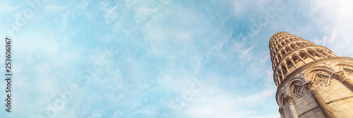 Fotografie Torre di Pisa, simbolo della città italiana con spazio per scritta