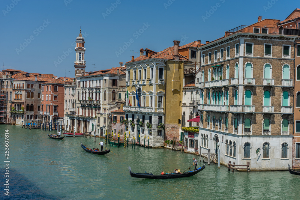 Obraz premium Italy, Venice, Grand Canal, BOATS IN CANAL BY BUILDINGS IN CITY