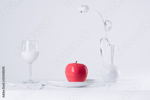 Różowe jabłko na białym tle photo