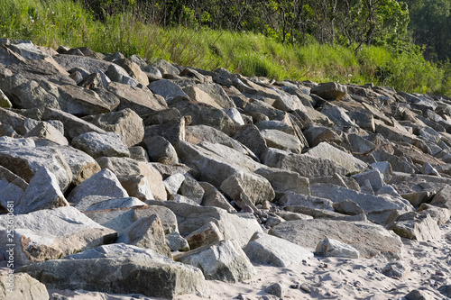 Stones to protect dunes from the impact of sea