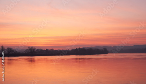 Sonnenaufgang am Fluss © Wilfried