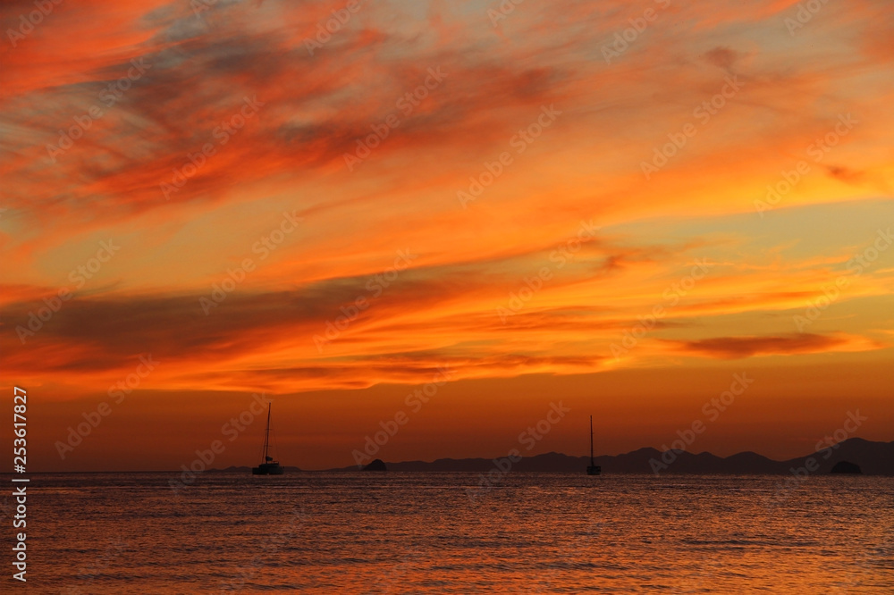 Obraz premium Beautiful view of the Andaman Sea at sunset. Thailand.