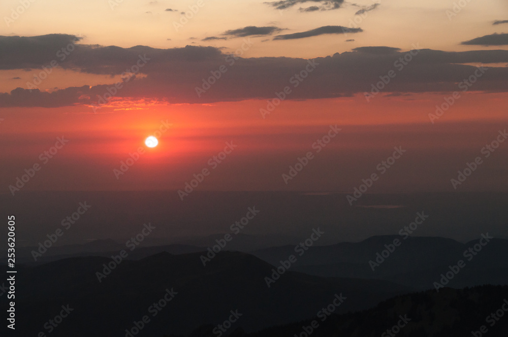 Lever de soleil dans la brume