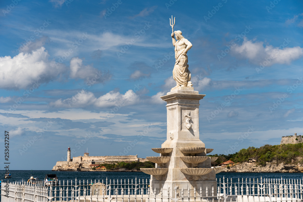 Fototapeta premium statue of neptune at the harbor of havana cuba