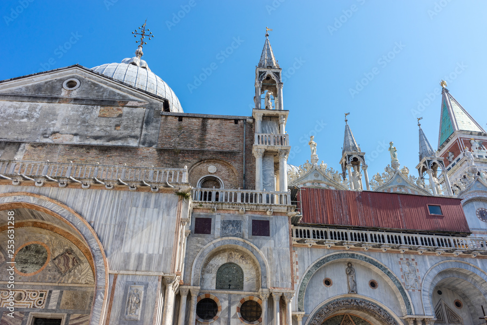 Obraz premium Italy, Venice, Saint Mark's Basilica, LOW ANGLE VIEW OF BUILDING AGAINST SKY