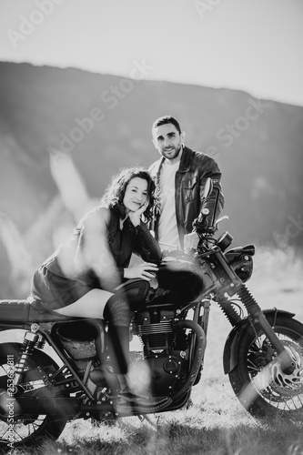 Fototapeta Naklejka Na Ścianę i Meble -  Portrait d'un couple de motards