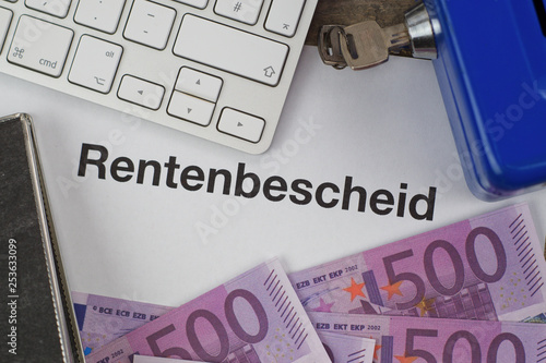 Rentenbescheid,Tastatur,Geldscheine,Geldkassette
