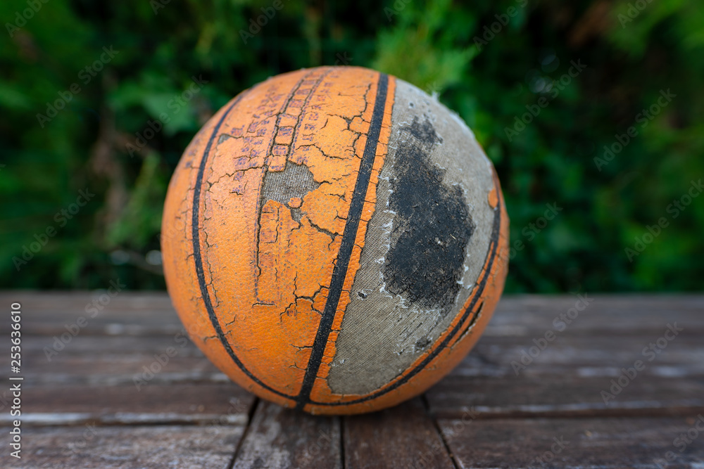Un vieux ballon de basket abimé Stock Photo | Adobe Stock