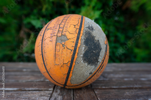Un vieux ballon de basket abimé Photos | Adobe Stock