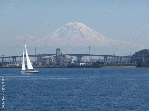 Seatle bay and mountain in background