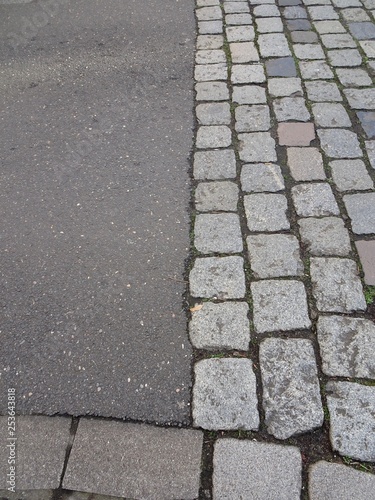 verschiedene Straßenbeläge Pflasterstein und Asphalt