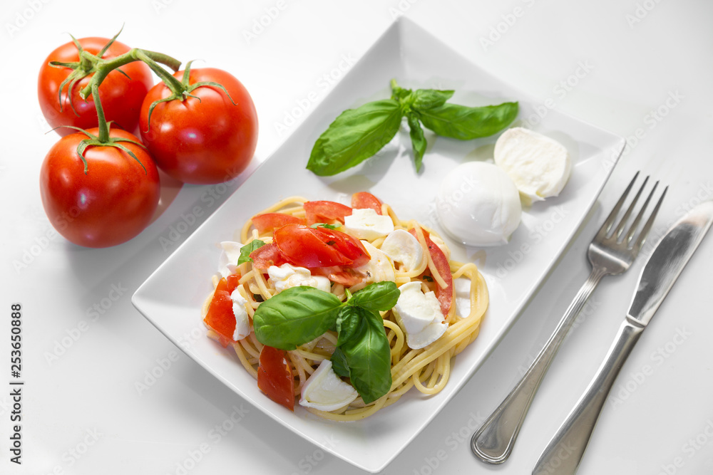 Spaghetti with fresh tomatoes, basil, mozzarella and some oregano.